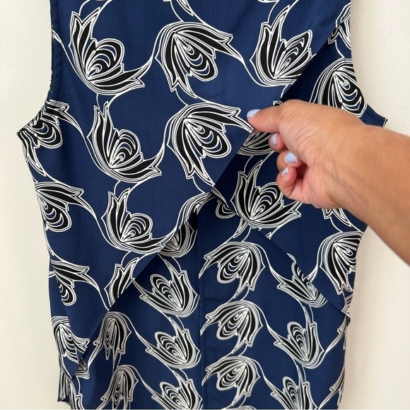 Derek Lam 10 Crosby 100% Silk Blue Floral V-Neck Sleeveless Blouse Side Slit 2 - Picture 4 of 8